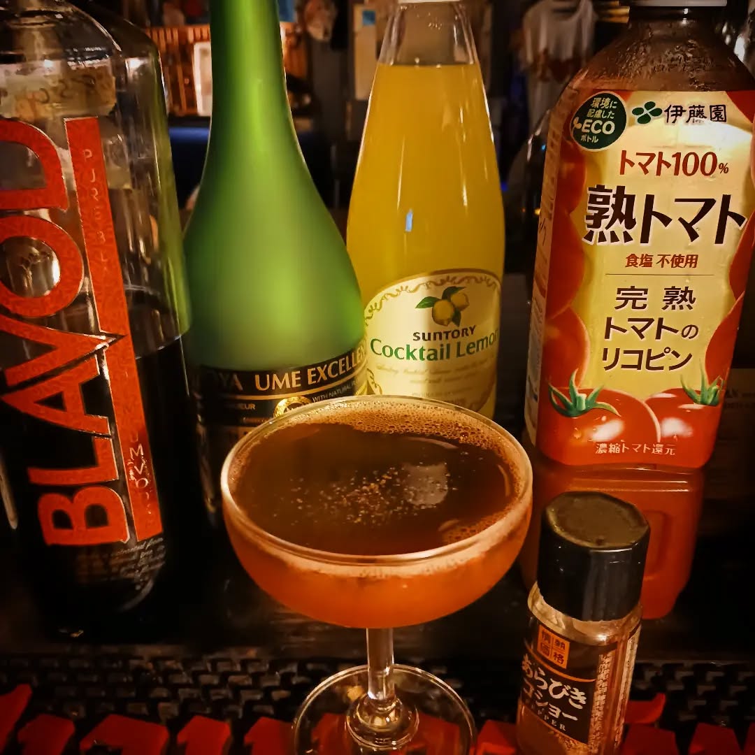 【ドリンク紹介】サソリ(「NARUTO」より)梅酒+トマトジュース+レモンジュース+ブラヴォド+黒胡椒イメージドリンク。サソリの栄養源である血液をイメージ。飲みやすくするため梅酒ベースに、闇深さの黒ウオツカで表面を覆い、黒胡椒で刺激を。#オタクバー #イメージカクテル #オリジナルカクテル #NARUTO #サソリ
