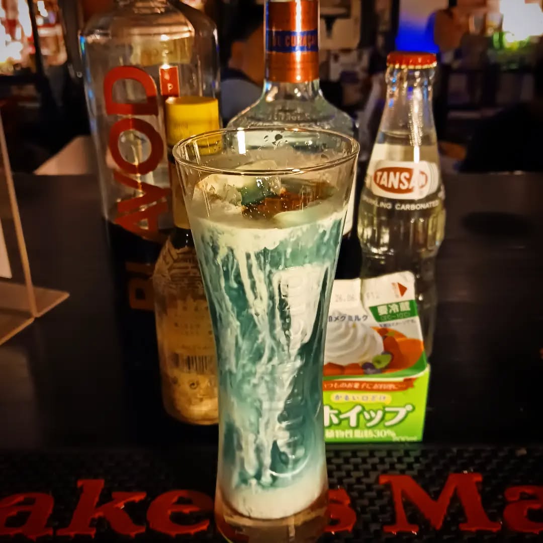 【ドリンク紹介】アインズ(「オーバーロード」より)ブラヴォド+ブルーキュラソー+炭酸+アンゴスチュラビターズ+クリームイメージカクテル。イメージカラーの濃藍を黒ウオツカと青リキュール、顔の白さをクリーム、渋さをアンゴスチュラで再現。きゅらかの甘さも性格を表しています。#オタクバー #イメージカクテル #アインズ #オーバーロード #カクテル紹介