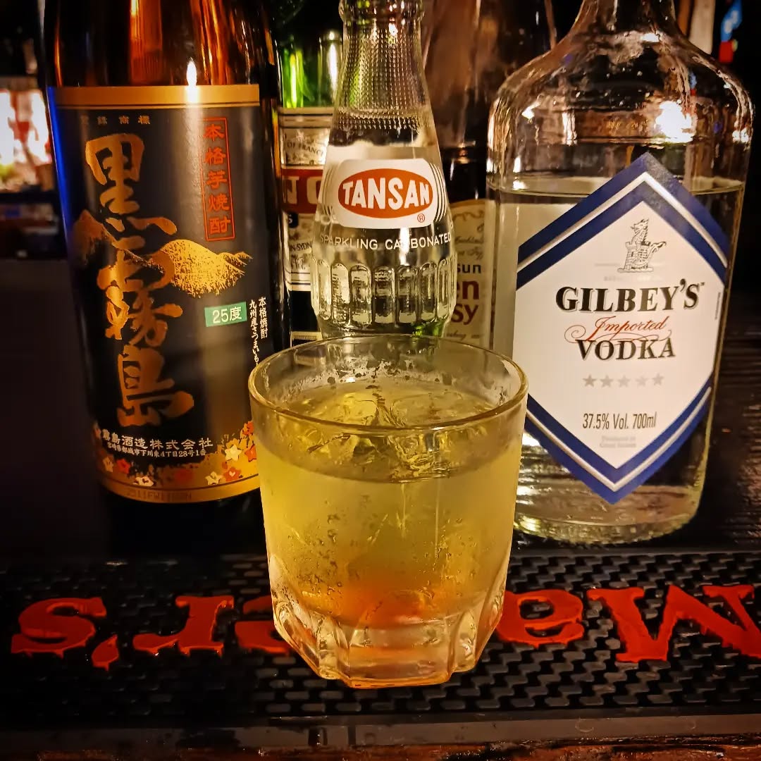 【ドリンク紹介】スケキヨ(「八つ墓村」より)芋焼酎+ウオツカ+ペルノ+炭酸+グレナデンシロップイメージカクテル。大陸帰りの傷痍兵を日本と大陸のリキュール、薬草酒で、血みどろ横溝ワールドをそこに沈めたグレナデンシロップで表現。昏倒しかねないアルコール度数が昭和伝奇推理もの。#オタクバー #ドリンク紹介 #スケキヨ #八つ墓村 #横溝正史