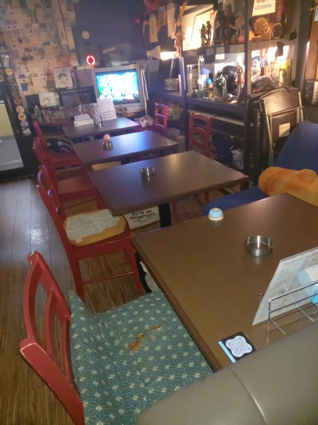 今まで大きなテーブル2つだったのを4つに分解してみました。少人数のお客様がほとんどの当店、大人数の時はくっつければ良いしね今月もあと10日、沢山のお客様にお会いしたいでーす️#朝まで営業中 #町田オタクバー #サブカル #フード持ち込み可能 #喫煙可能