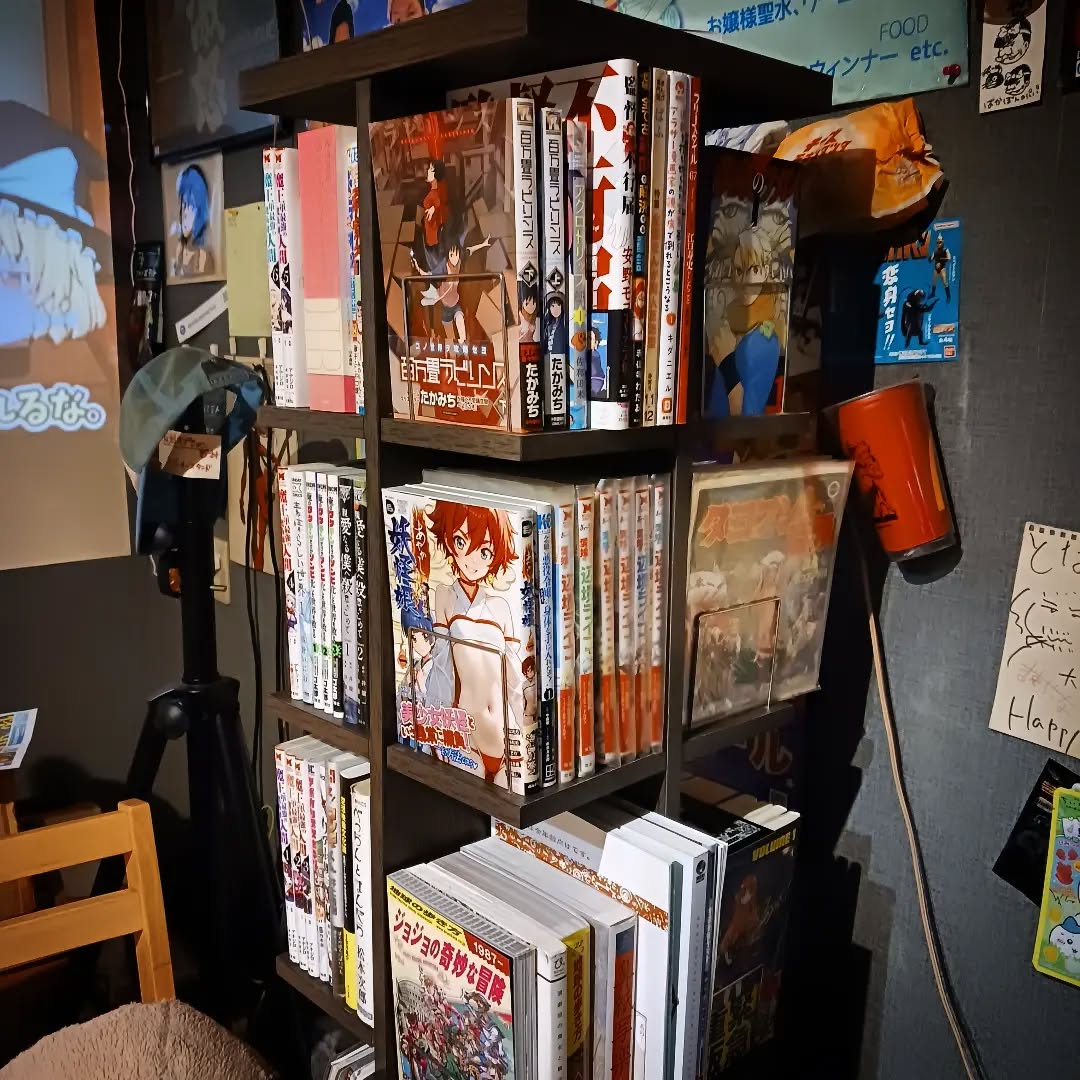 ステージ前オススメ文庫がパワーアップ 回転本棚にスタッフ&常連オススメ本、当店関連作家サイン本と、よりどりみどり🤩ぜひともお手にとってお確かめください本日も皆様のお越しをお待ちしております#オタクバー #サブカルバー #町田 #喫煙可能 #日曜営業